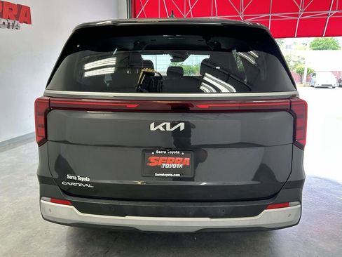Used 2025 Kia Carnival FWD image 4