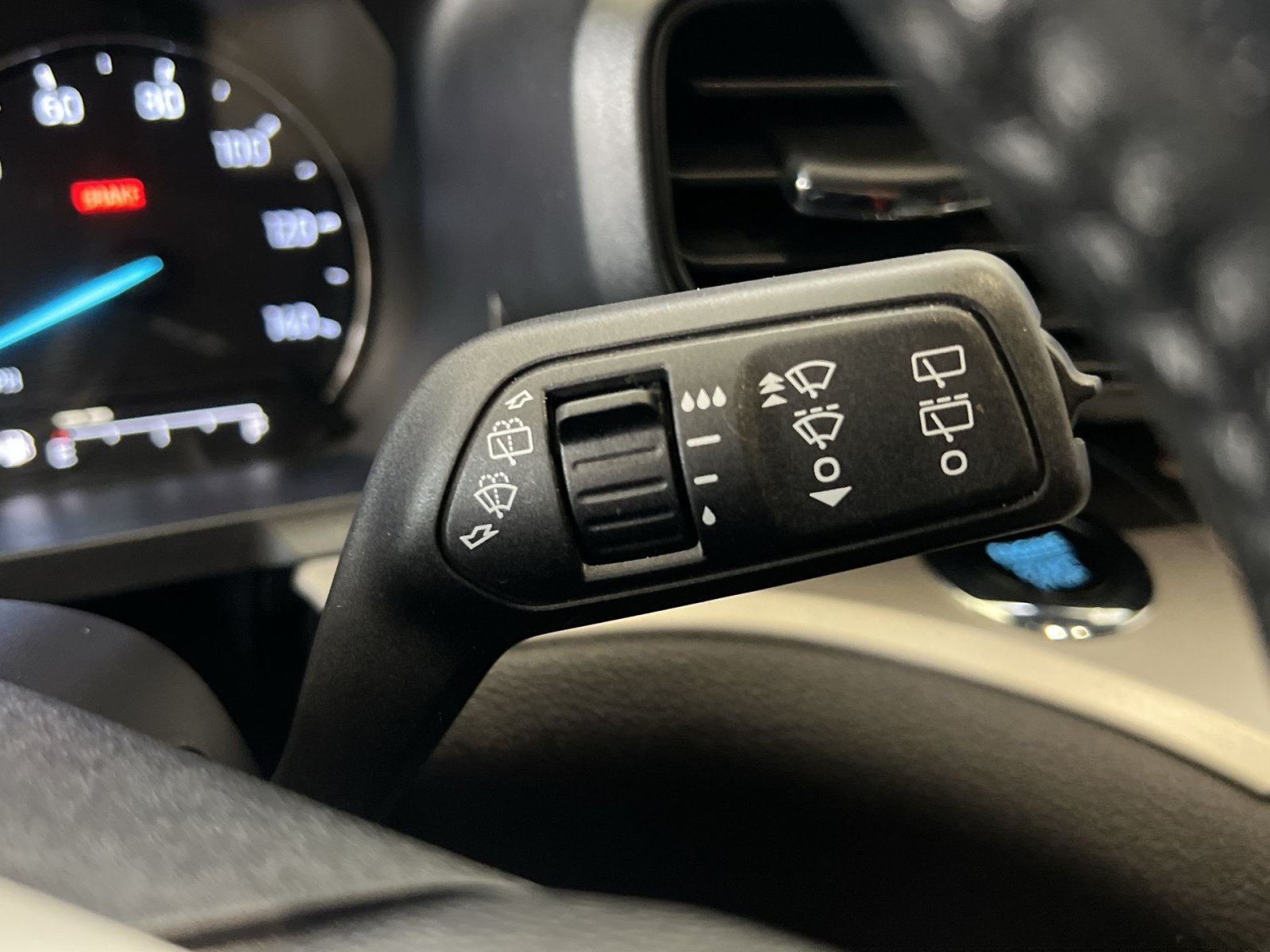 Used 2023 Ford Explorer XLT AWD/4WD image 37