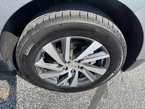 Used 2023 Chevrolet Equinox Premier AWD/4WD image 9