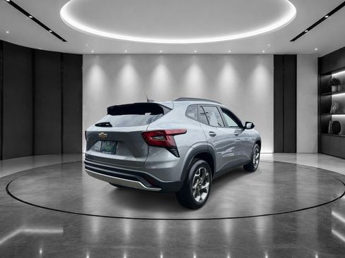 Certified 2025 Chevrolet Trax LT FWD image 4
