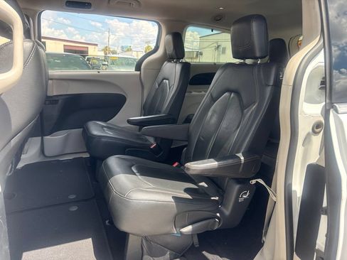 Used 2020 Chrysler Pacifica Touring-L FWD image 13