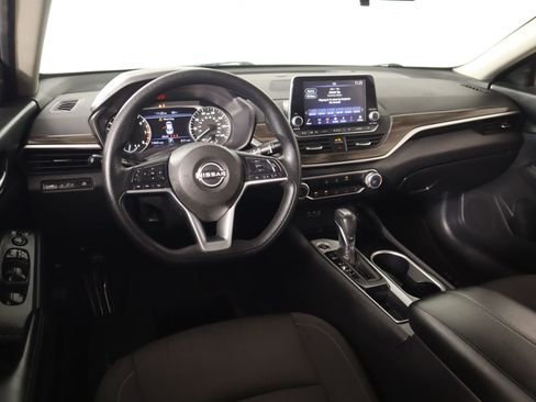 Used 2024 Nissan Altima 2.5 SV image 2