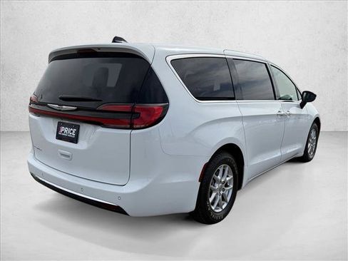 Used 2024 Chrysler Pacifica Touring-L FWD image 5