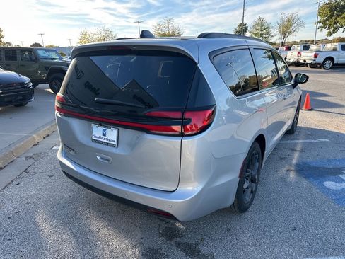 New 2026 Chrysler Pacifica Select image 31