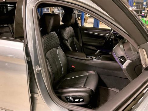 Used 2023 BMW M550i xDrive w/ Dynamic Handling Package image 8