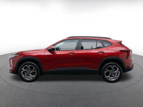 Used 2025 Chevrolet Trax LT FWD image 4