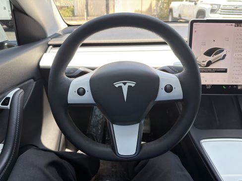 Used 2021 Tesla Model Y Long Range AWD/4WD image 25