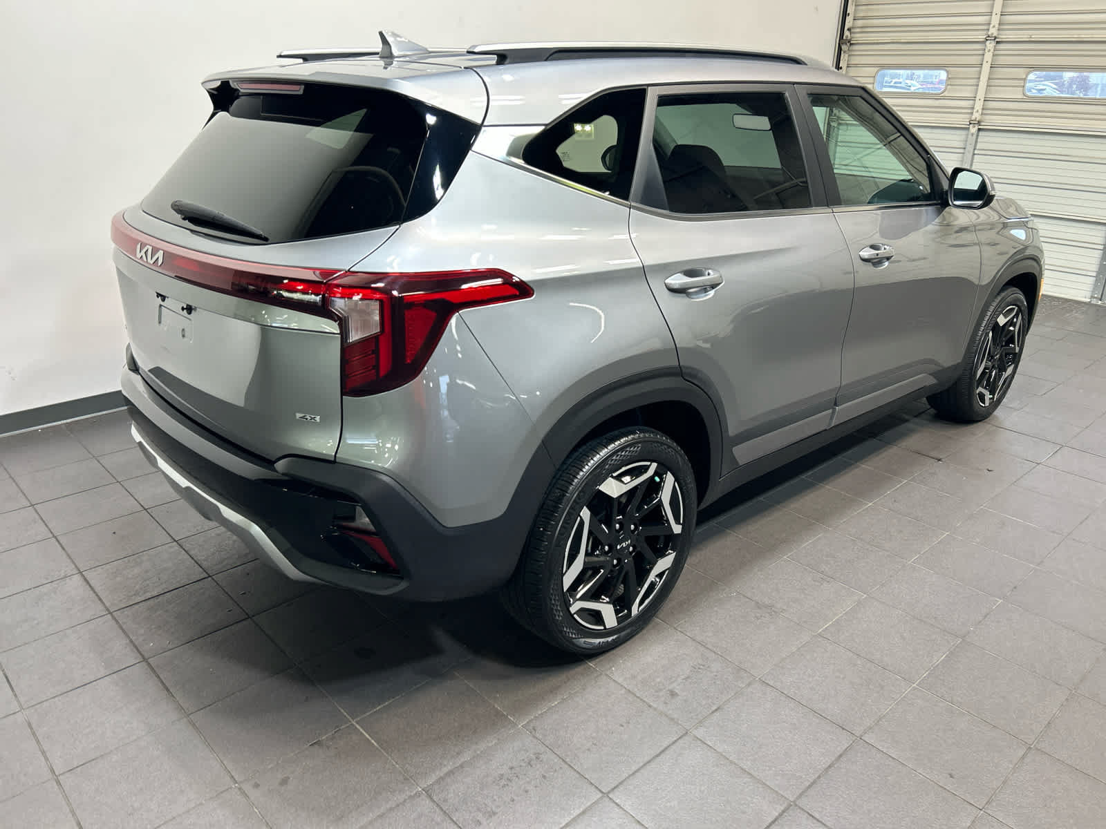 Used 2024 Kia Seltos SX AWD/4WD image 3