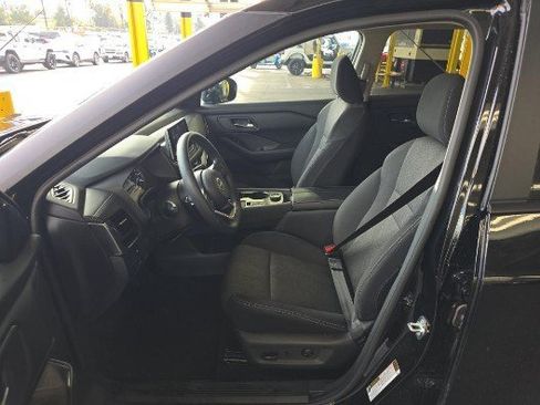 Used 2024 Nissan Rogue SV image 5