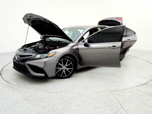 Used 2021 Toyota Camry SE w/ Carpet Mat Package (TMS) image 11