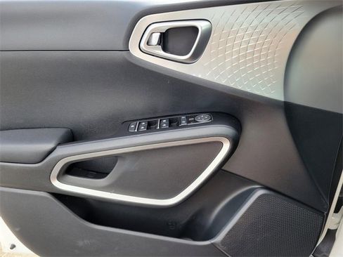 Certified 2022 Kia Soul LX w/ Technology Package image 17