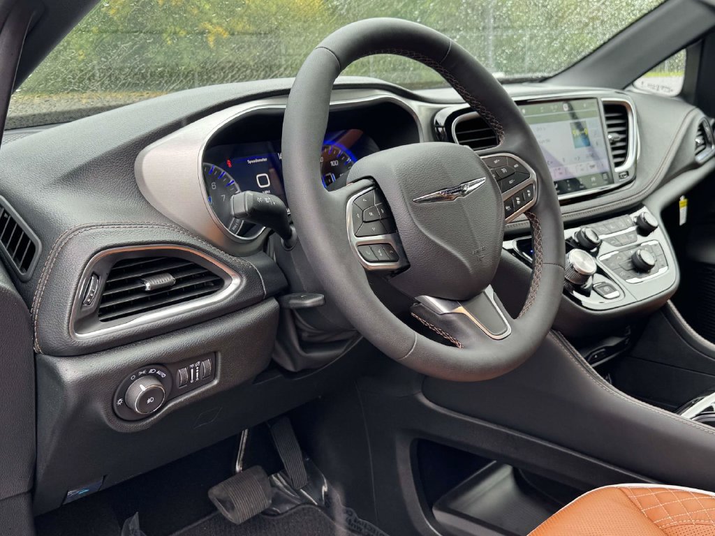 Used 2025 Chrysler Pacifica Pinnacle FWD image 2