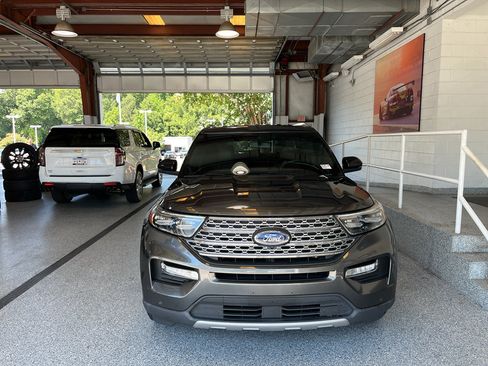 Used 2020 Ford Explorer Limited RWD image 2