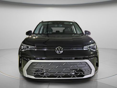 Certified 2026 Volkswagen Taos SE FWD image 8