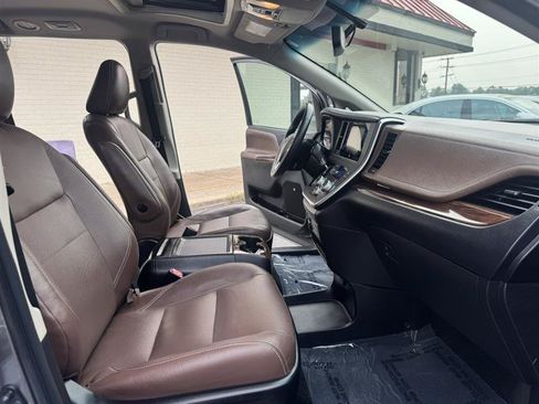 Used 2017 Toyota Sienna Limited AWD/4WD image 11