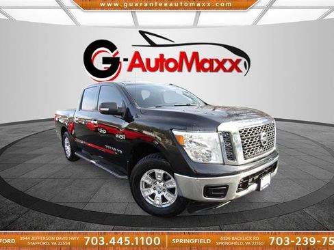 Used 2018 Nissan Titan SV image 3