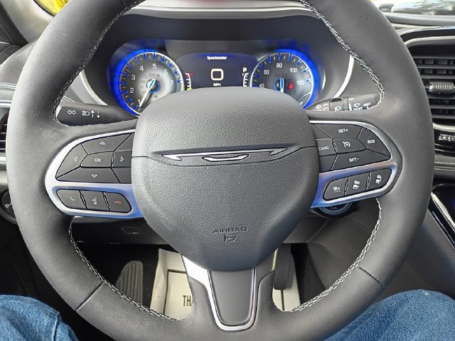New 2027 Chrysler Pacifica Select FWD image 13