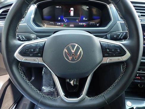 Used 2024 Volkswagen Tiguan SE AWD/4WD image 15