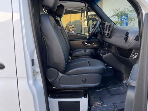 Used 2022 Mercedes-Benz Sprinter 2500 image 34