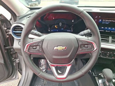 Used 2024 Chevrolet Trax LT w/ Sunroof Package FWD image 20