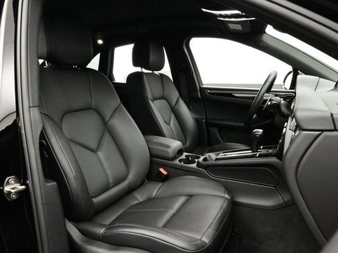 Certified 2025 Porsche Macan AWD/4WD image 18