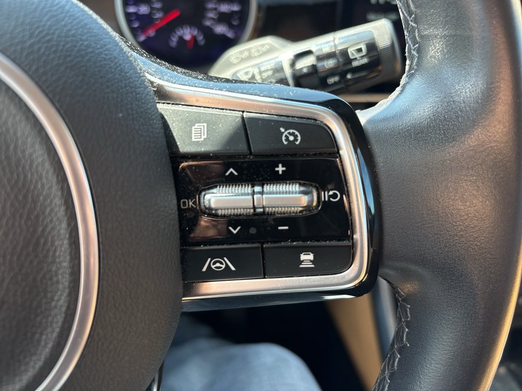 Used 2024 Kia Carnival EX FWD image 33