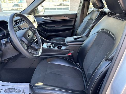 Used 2024 Jeep Grand Cherokee L Laredo image 33