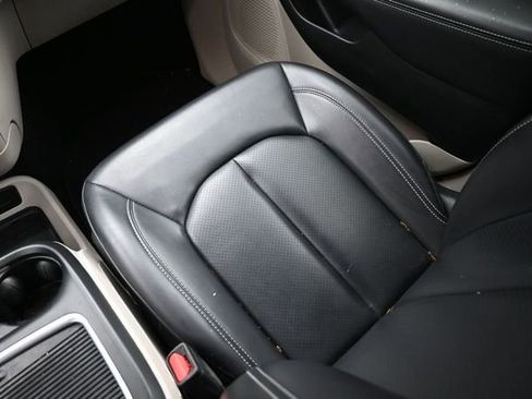 Used 2023 Chrysler Pacifica Touring-L FWD image 9