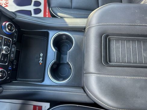 Used 2024 GMC Yukon SLT w/ SLT Premium Package image 11