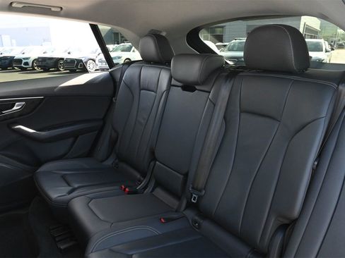Used 2023 Audi Q8 Premium image 17