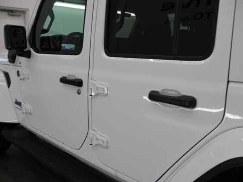 Used 2025 Jeep Wrangler Unlimited Sahara AWD/4WD image 29