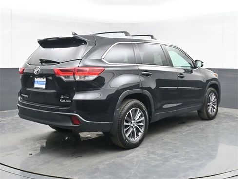 Used 2019 Toyota Highlander XLE image 16