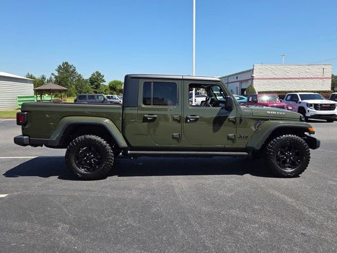 Used 2023 Jeep Gladiator Sport AWD/4WD image 12