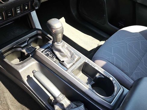 Used 2017 Toyota Tacoma TRD Off-Road AWD/4WD image 20