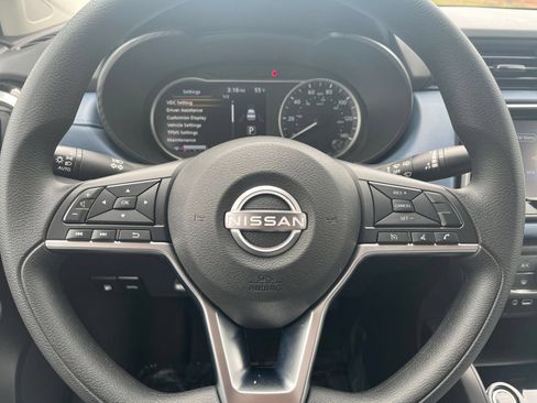 Used 2025 Nissan Versa SV FWD image 27