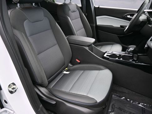 Used 2025 Chevrolet Trax LT w/ LT Convenience Package image 46