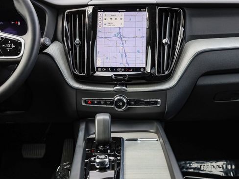 Used 2025 Volvo XC60 B5 Plus image 13