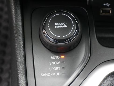 Used 2015 Jeep Cherokee Sport w/ Cold Weather Group AWD/4WD image 19