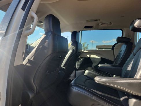 Used 2023 Chrysler Pacifica Touring-L FWD image 10