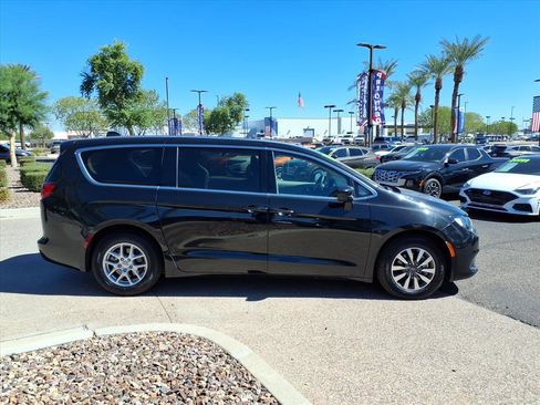 Used 2022 Chrysler Voyager LX image 4