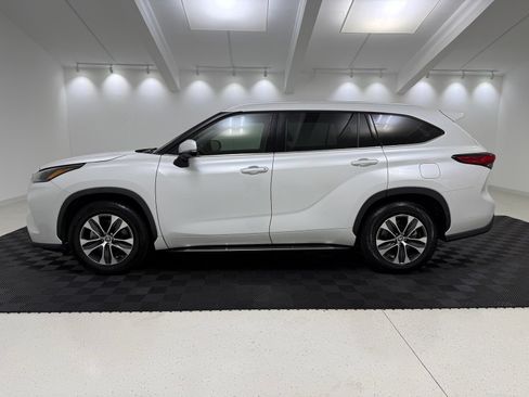 Used 2022 Toyota Highlander XLE FWD image 4