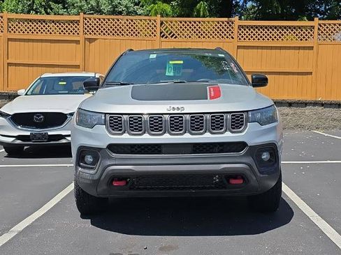 Used 2025 Jeep Compass Trailhawk AWD/4WD image 2