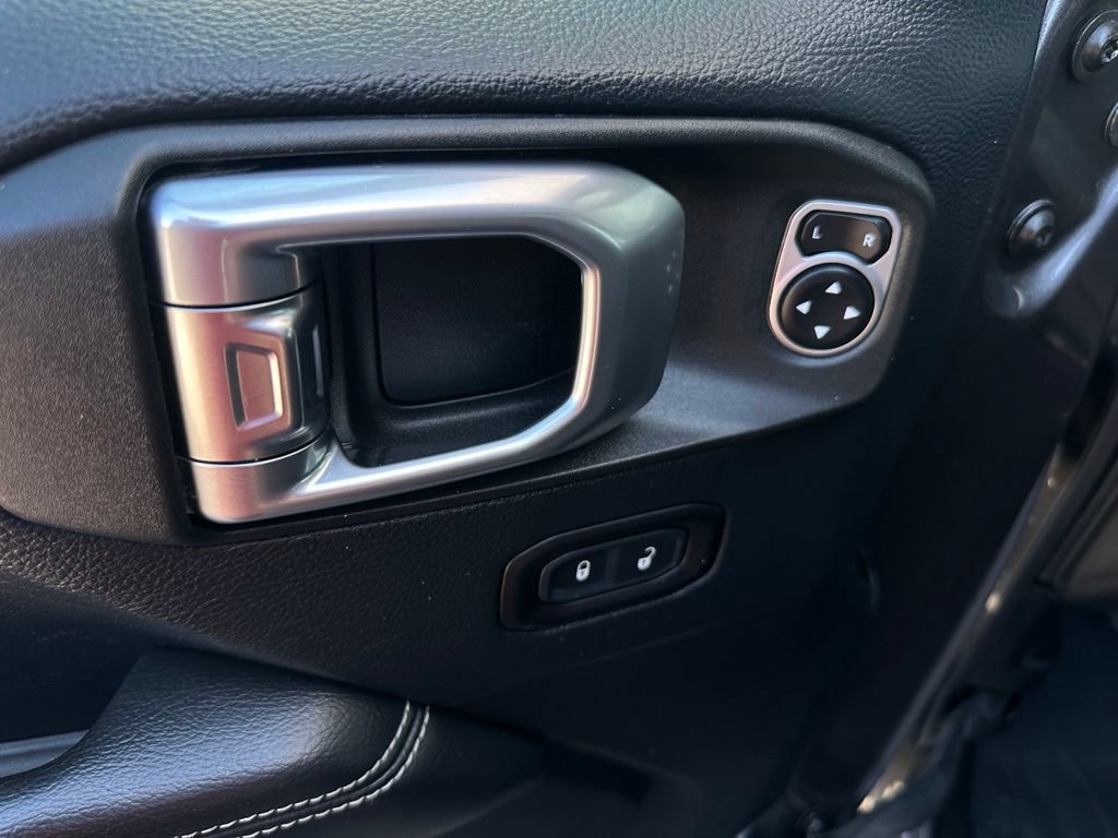 Used 2018 Jeep Wrangler Unlimited Sahara AWD/4WD image 12