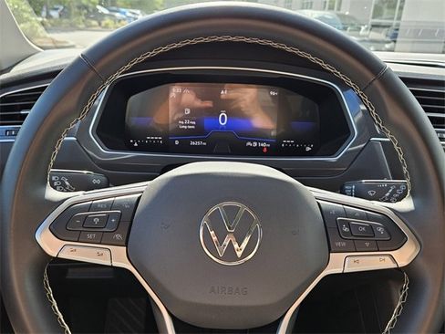 Used 2024 Volkswagen Tiguan SE image 12