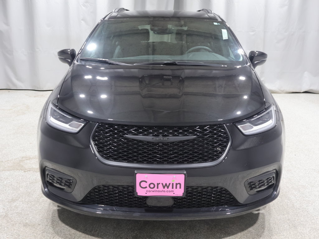 Used 2023 Chrysler Pacifica Touring-L w/ Uconnect Theater Family Group FWD image 9
