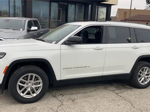 Used 2023 Jeep Grand Cherokee L Laredo image 3