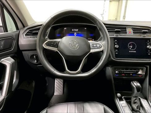 Used 2024 Volkswagen Tiguan SE w/ Panoramic Sunroof Package FWD image 5