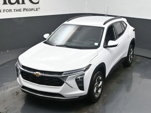 Used 2025 Chevrolet Trax LT w/ LT Convenience Package image 24