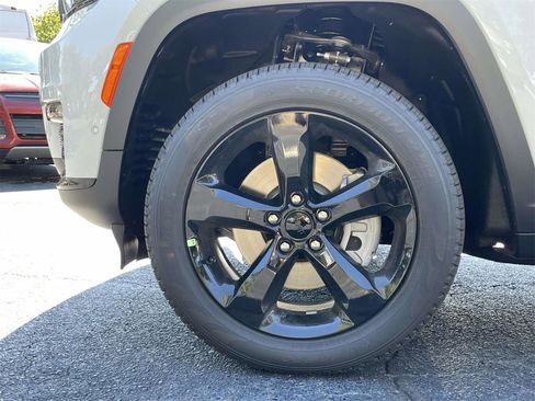New 2025 Jeep Grand Cherokee L Limited w/ Luxury Tech Group II image 41