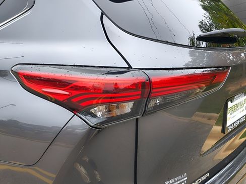 Used 2023 Toyota Highlander Limited FWD image 4